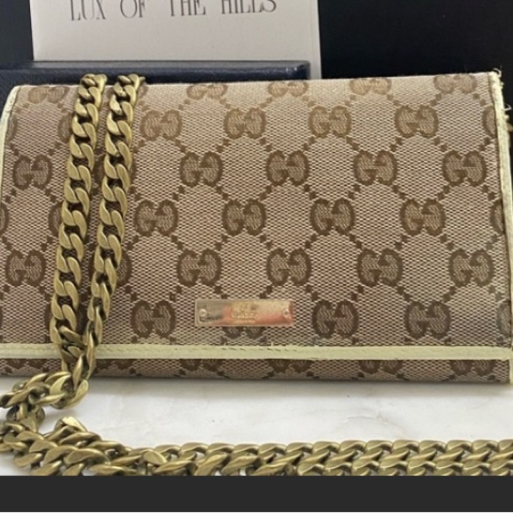 Gucci GG Canvas Wallet w complimentary non branded Chain